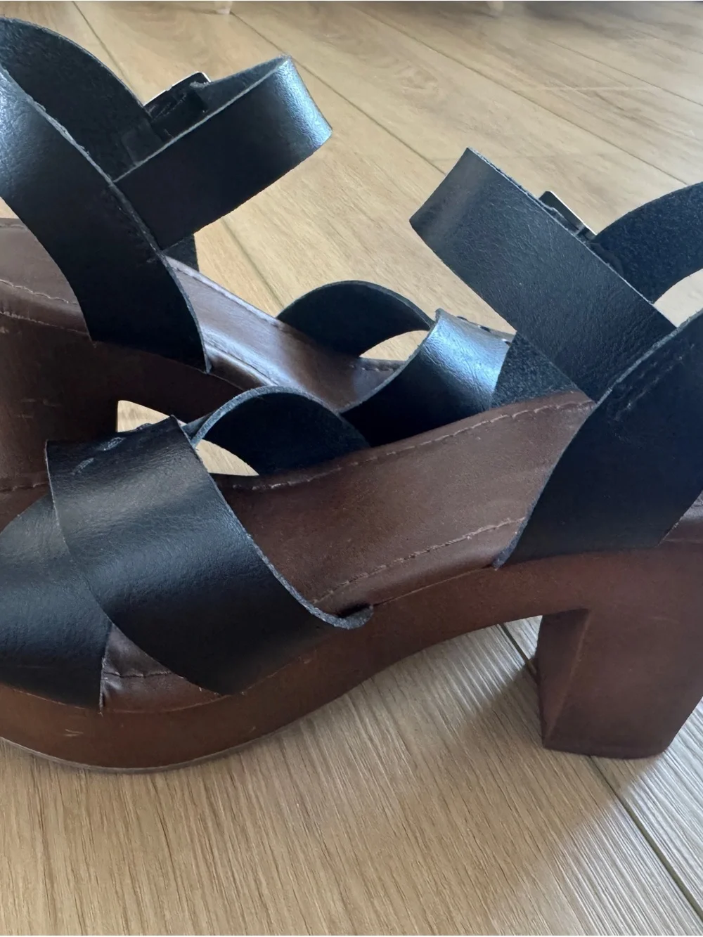 Universal Thread Black Leather Platform Sandals with Brown Wood-Look Heel